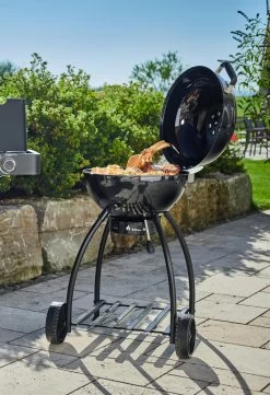 Rösle Holzkohlegrill Kugelgrill No.1 F50 Sport - FC Bayern Edition - Inkl. FC Bayern Abdeckhaube -Broil King Store Roesle FC Bayern Muenchen Grill Holzkohle Kugelgrill