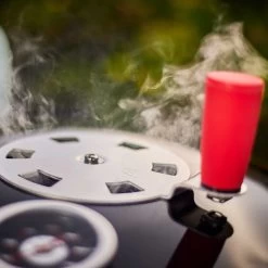 Rösle Holzkohlegrill Kugelgrill No.1 F50 Sport - FC Bayern Edition - Inkl. FC Bayern Abdeckhaube -Broil King Store Roesle Holzkohle Kugelgrill Sport F50 FC Bayern Detail