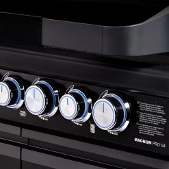 Rösle Gasgrill Magnum PRO G4-S Inkl. Abdeckhaube - Modell 2023 23 Rösle Gasgrill Magnum PRO G4-S Inkl. Abdeckhaube - Modell 2023 -Broil King Store Roesle Magnum Pro G4 S Drehregler