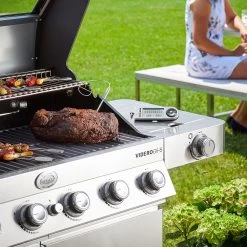 Rösle Edelstahl Gasgrill Videro G6-S VARIO+ - Limited Edition Modell 2023 Inkl. Abdeckhaube -Broil King Store Roesle Videro G6 S Edelstahl Gasgrill Station Mood 1