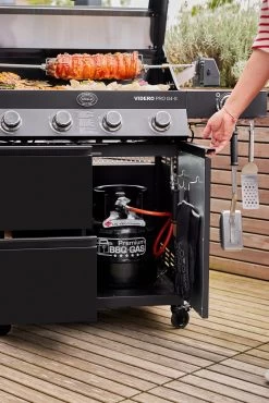 Rösle Gasgrill Videro Pro G4-S Vario+ Mattschwarz - Modell 2023 -Broil King Store RoesleVidero Pro G4 S Detail Gasflasche Unterschrank