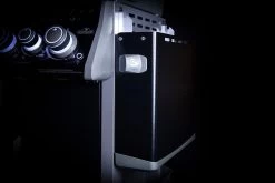 Napoleon Rogue SE 525 Gasgrill - All-black - Grillfürst Edition Inkl. Abdeckhaube - SMART Deal Inkl. Grillfürst Grill Control - Modell 2022 31 Napoleon Rogue SE 525 Gasgrill - All-black - Grillfürst Edition Inkl. Abdeckhaube - SMART Deal Inkl. Grillfürst Grill Control - Modell 2022 -Broil King Store Seitenablage abgeklappt all black