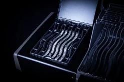 Napoleon Rogue SE 525 Gasgrill - All-black - Grillfürst Edition Inkl. Abdeckhaube - SMART Deal Inkl. Grillfürst Grill Control - Modell 2022 26 Napoleon Rogue SE 525 Gasgrill - All-black - Grillfürst Edition Inkl. Abdeckhaube - SMART Deal Inkl. Grillfürst Grill Control - Modell 2022 -Broil King Store Sizzle Zone All Black