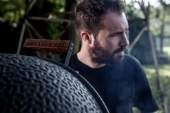 The Bastard Keramikgrill Urban XL - Complete - Schwarz Matt - Modell 2023 20 The Bastard Keramikgrill Urban XL - Complete - Schwarz Matt - Modell 2023 -Broil King Store The Bastard Kamadogrill Urban XL Deckelgriff