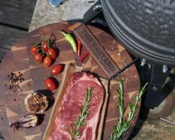 The Bastard Keramikgrill Urban Small - Schwarz Matt - Modell 2023 24 The Bastard Keramikgrill Urban Small - Schwarz Matt - Modell 2023 -Broil King Store The Bastard Urban Small Keramikgrill Deckelgriff