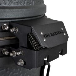 The Bastard Keramikgrill VX Medium - Complete - Schwarz Matt - Modell 2023 20 The Bastard Keramikgrill VX Medium - Complete - Schwarz Matt - Modell 2023 -Broil King Store The Bastard VX Medium Detail Deckelschanier