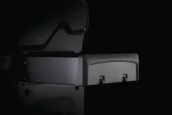 Napoleon Rogue 425 Gasgrill - All Black - Modell 2023 16 Napoleon Rogue 425 Gasgrill - All Black - Modell 2023 -Broil King Store napoleon rogue gasgrill seitenablage 3