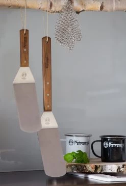 Petromax Flexibler Pfannen- Und Grillwender (Langgriff) -Broil King Store petromax grillwender haengend flex2